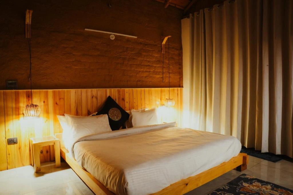 good-vibes Interior of a cozy wooden heritage room at Ethnic Trail Naukuchiatal, featuring traditional Dharchula wood-paneled walls and a serene Himalayan retreat atmosphere near GD Goenka School.